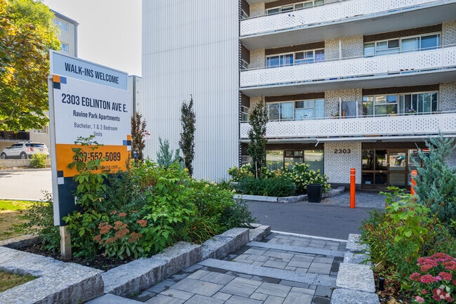Entrée du bâtiment - Ravine Park Apartments