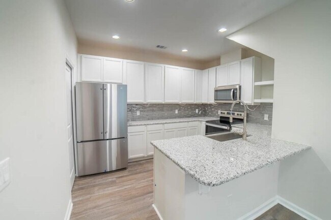 Foto del edificio - Beautiful 3-Bedroom Townhome in Sought-After Waterways Community