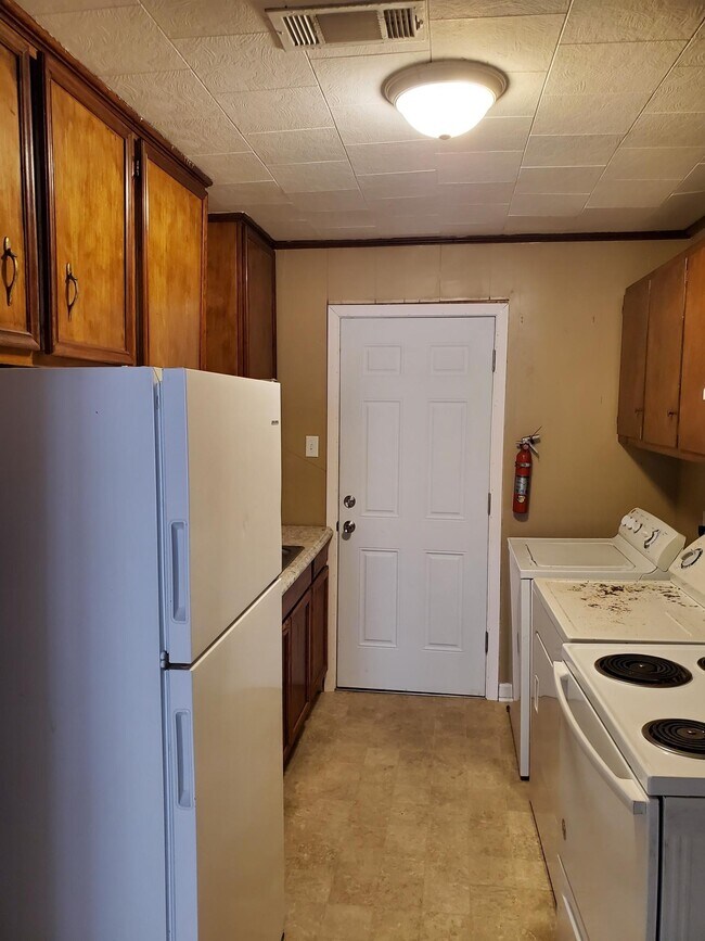 Kitchen - 205 N Richardson St