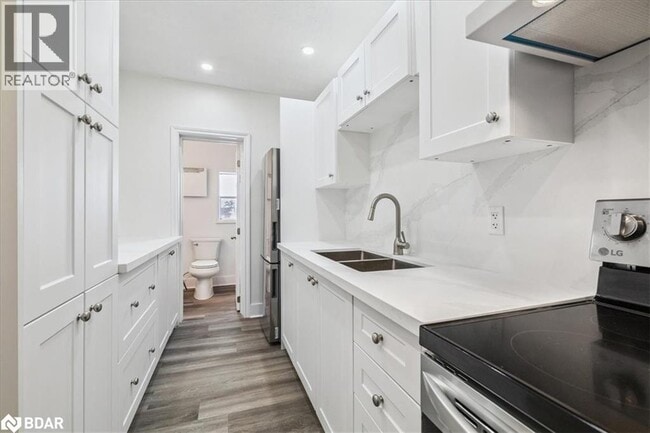 Building Photo - 68 Peel St