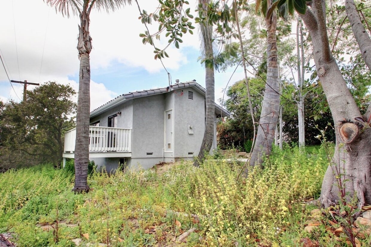 915-915 1/2 Valley Drive - 915-915 1/2  Valley Drive