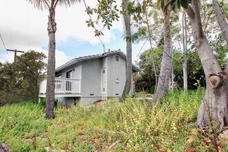 Building Photo - 915 Valley Dr
