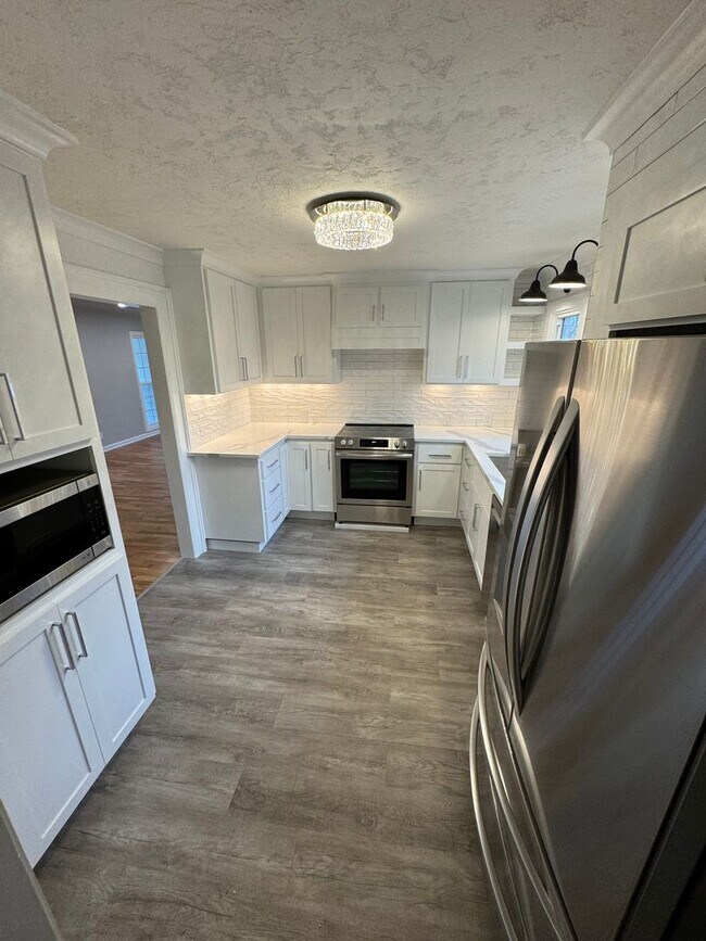 Foto del edificio - Fully Renovated 4 Bed Home w/ Fenced Backyard, W/D's in Unit.