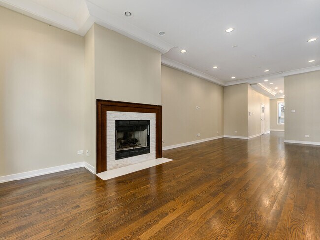 Building Photo - 844 N Damen Ave