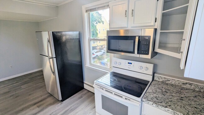 Foto del edificio - 90 Gibbs Avenue, Unit 3