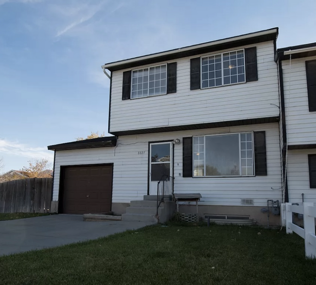 Building Photo - 8827 Pinion Ln