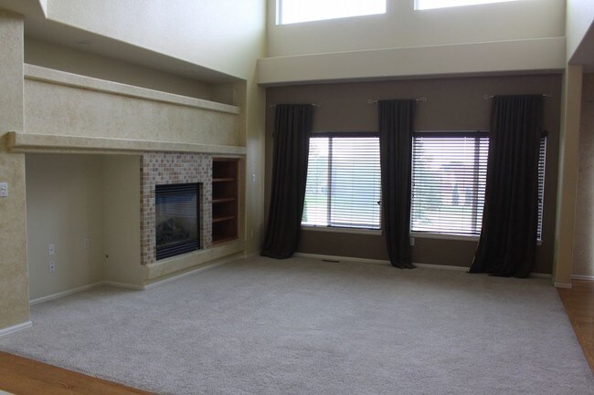Building Photo - 6 Bed 3.5 Bath Monument Home w/AC