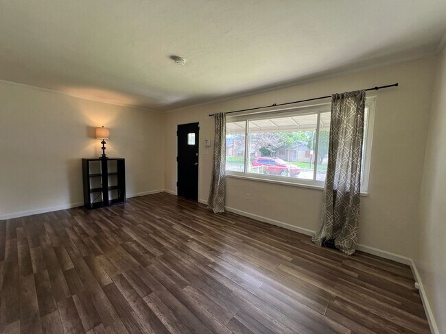 Building Photo - 4053 Delphos  - 3 Bedroom - 1 Bath - 1,168...