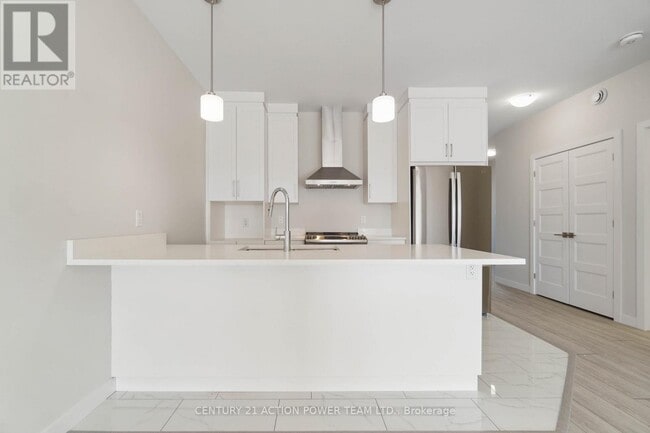 Building Photo - 358 Hazel Cres