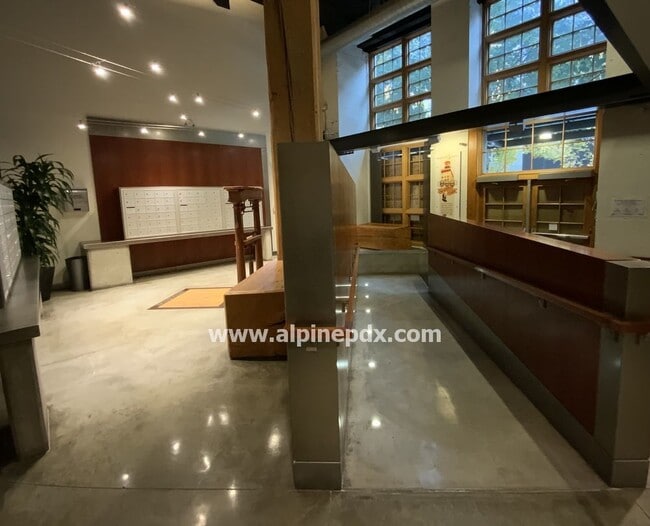 Building Photo - Gorgeous 1 or 2 Bed in Marshall-Wells Loft!