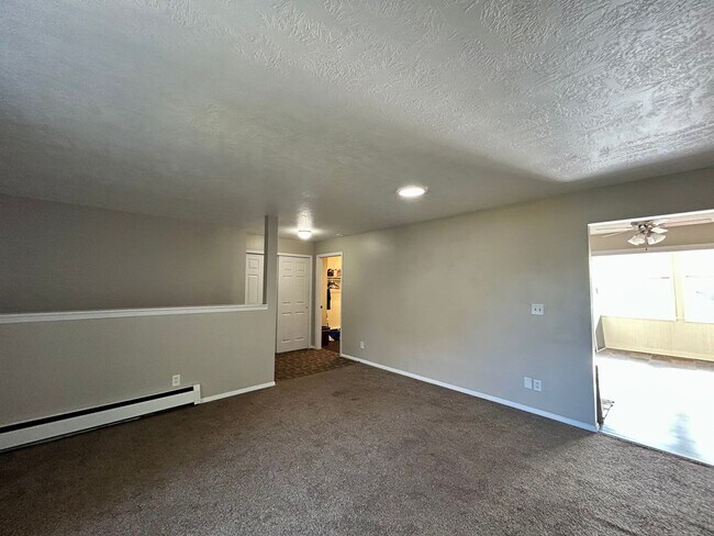 Building Photo - 2701 E Scenic Ct