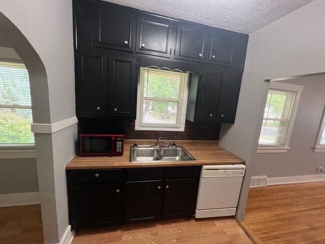 Building Photo - Huge Garage, Fenced Backyard, Laundry