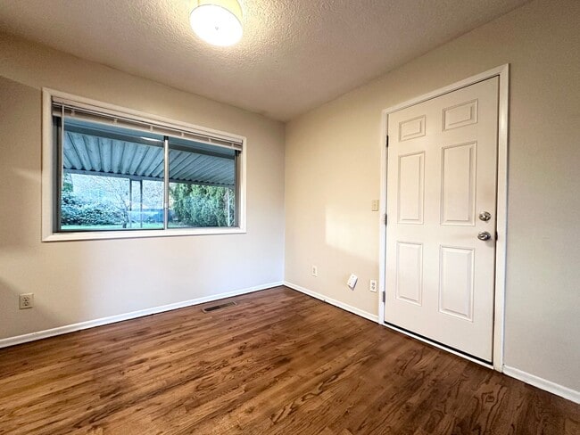Building Photo - 3 BEDROOM WITH A/C AND EXTRA LARGE FENCED ...