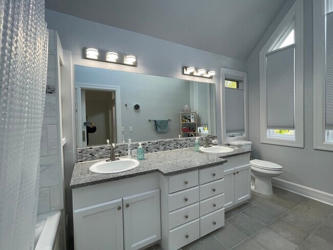 Foto del edificio - 16834 Cherry Crest Ave