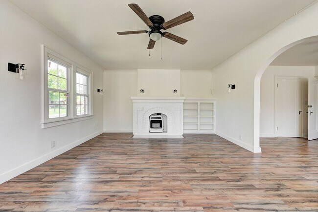 Building Photo - Charming 1-Bedroom Duplex with Modern Upda...