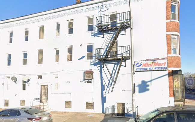 Building Photo - 1744 W North Ave