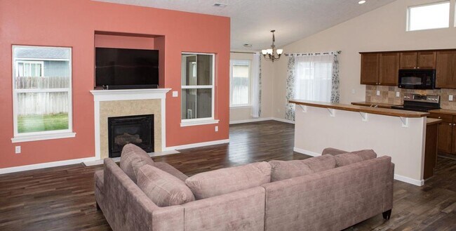 Foto del edificio - 3 Bed Home with Attached Garage