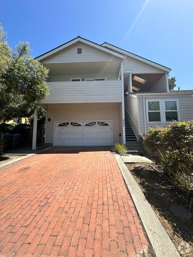 Building Photo - 923 Peach St