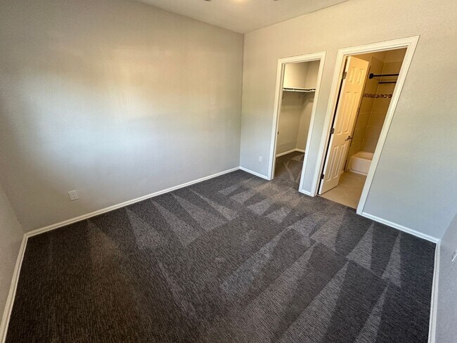 Foto del edificio - Charming 4 bed 2 Bath home