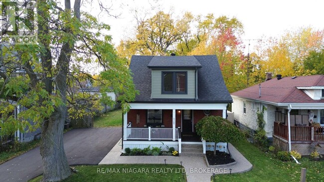 Building Photo - UPPER UNIT - 4765 SECOND AVENUE