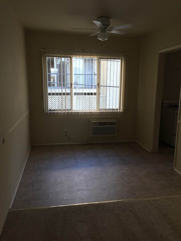Building Photo - 540 S Serrano Ave