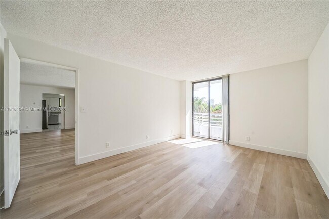 Foto del edificio - 3300 NE 192 St