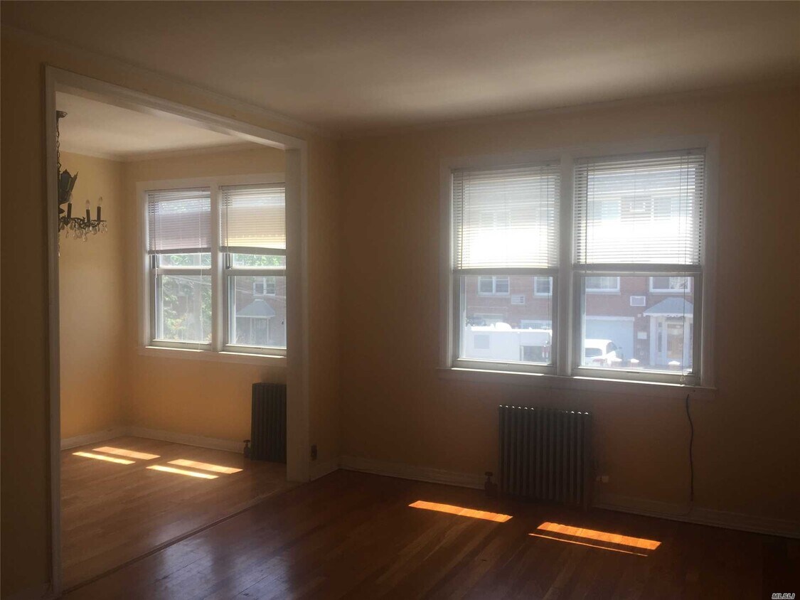 Primary Photo - 21-31-31 47th St