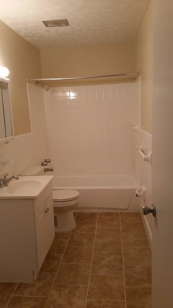 Building Photo - Large Town Home