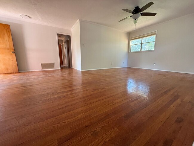 Foto del edificio - 1821 Grove Hill Ln