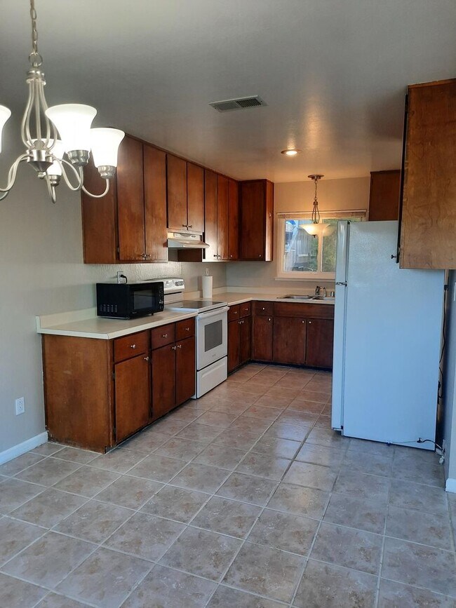 Building Photo - Beautifully maintained engineered wood flo...