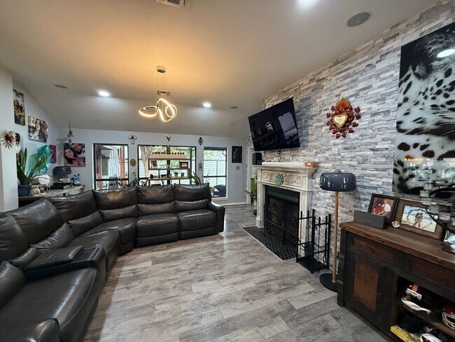 Foto del edificio - Beautifully updated home IN THE BLUFFS COMING SOON!