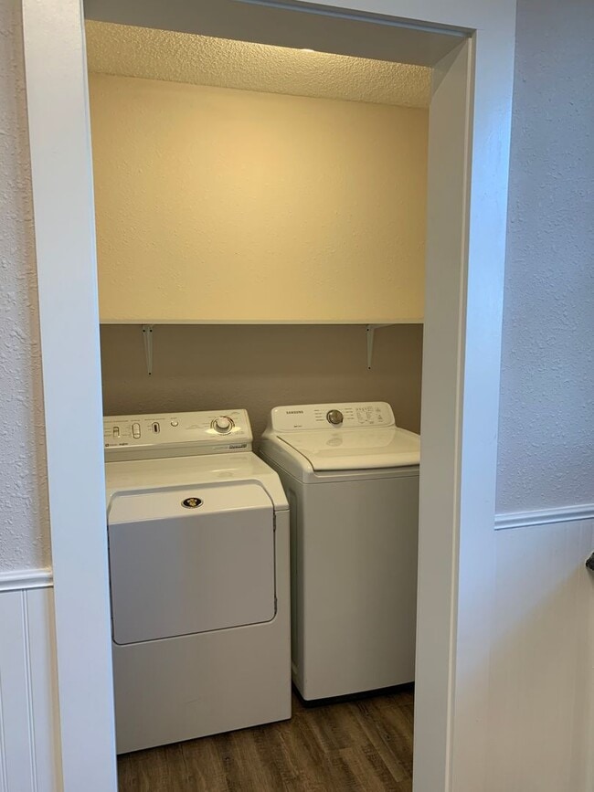 Building Photo - 611 E Cherry Ave