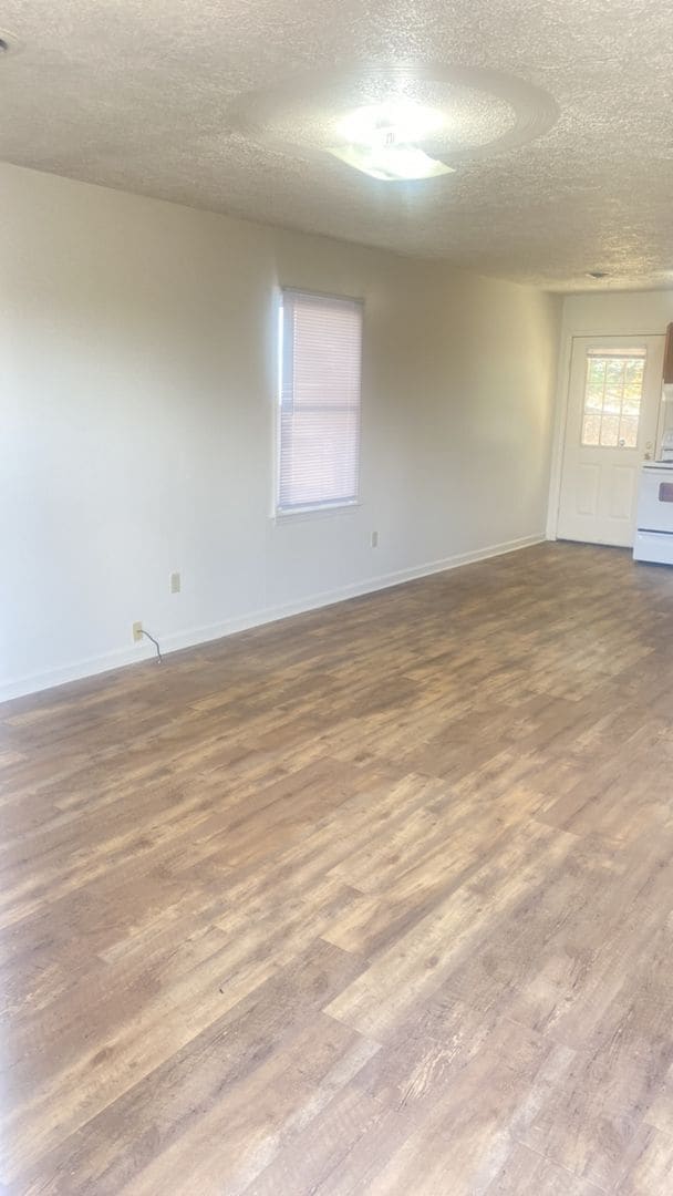 Building Photo - Three Bedroom Apartment Available NOW in C...