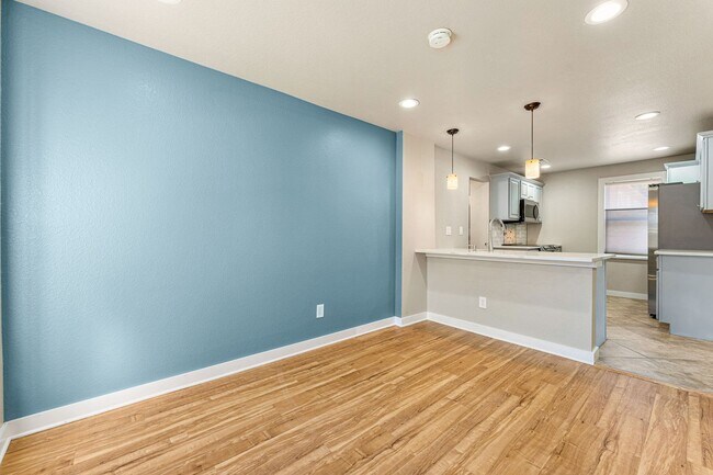 Building Photo - Remodeled! Super Cute Victorian Carriage H...