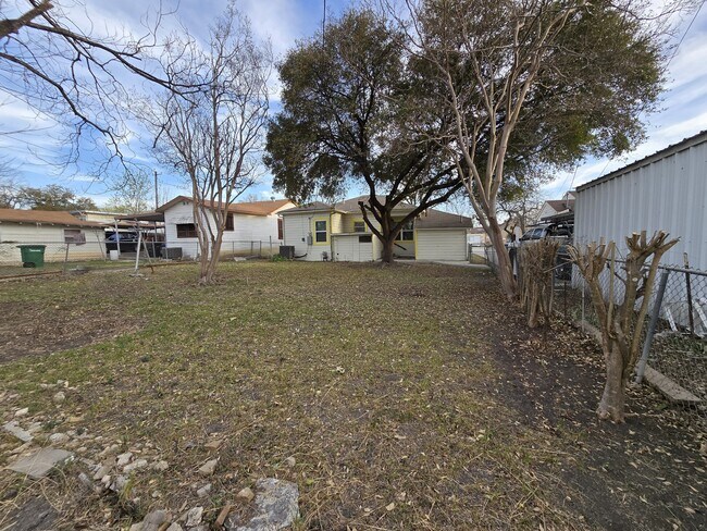 Building Photo - 809 Elmwood Dr