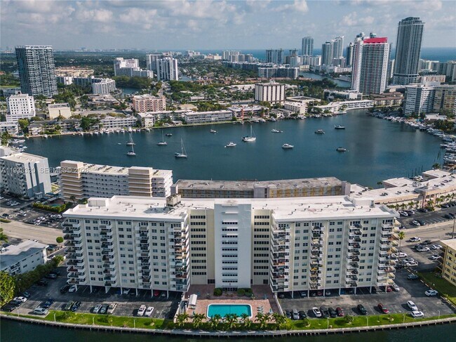 Foto del edificio - 401 Golden Isles Dr