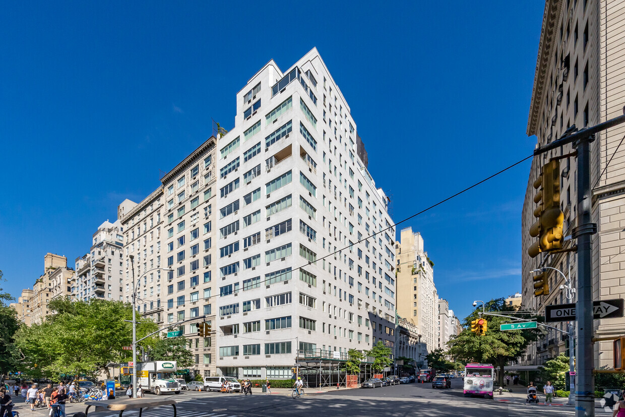 Building Photo - 910 5th Ave