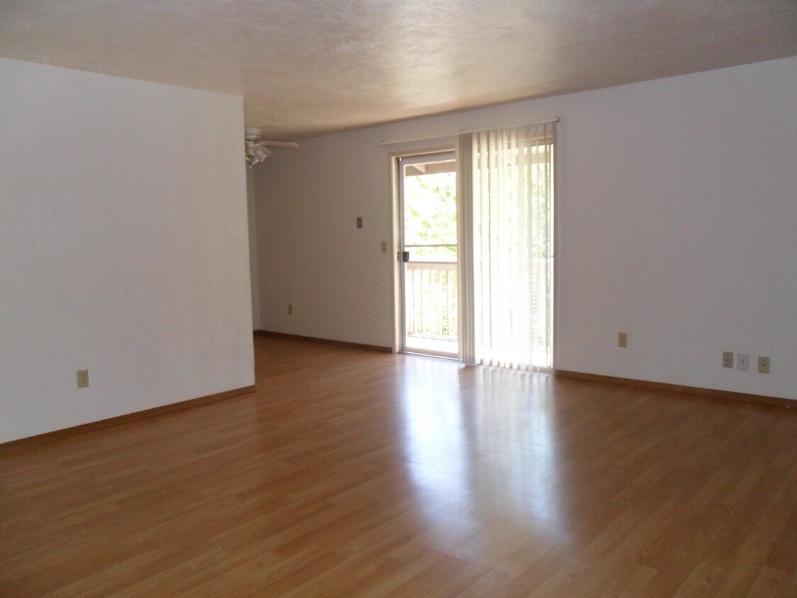 Primary Photo - 1073 Hermitage Way S