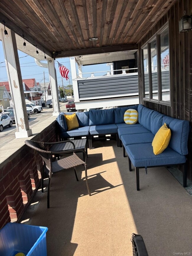 Building Photo - 44 Oswego Ave