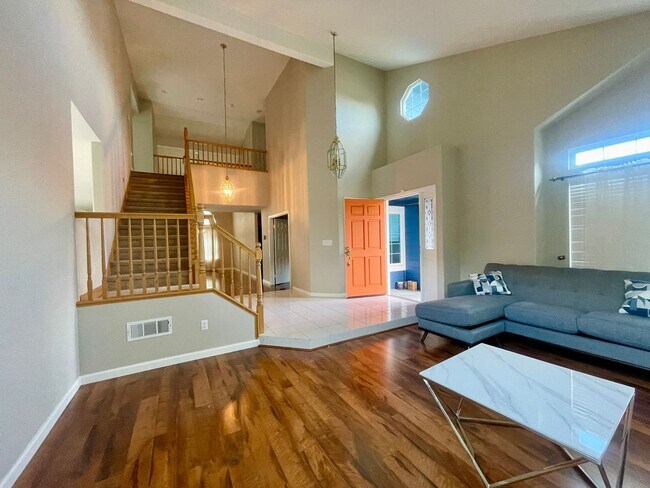 Foto del edificio - MAJOR PRICE DROP Luxurious 4Bed, 3Bath w/l...