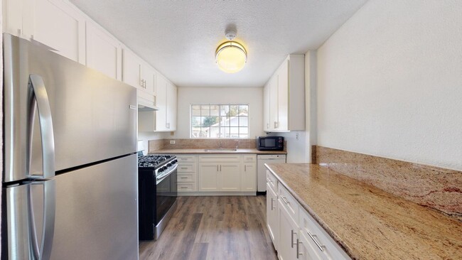 Foto del edificio - Room in 8 Bedroom Home at 380 N 13th St