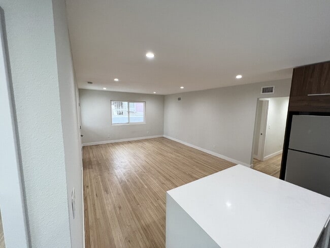 Building Photo - Modern Pet-Friendly Hawthorne Home With Ga...