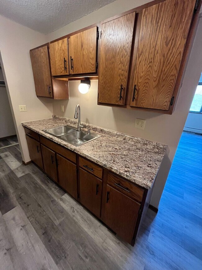 Foto del edificio - 6001-6023 E Viking Blvd