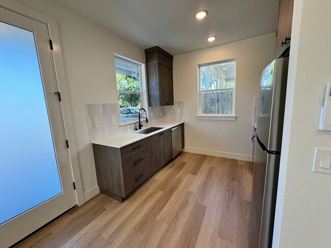 Foto del edificio - 2 bd, 2.5 bath End Unit Mt. Scott Town Hom...