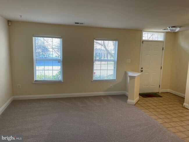 Building Photo - 110 Pasture Side Way