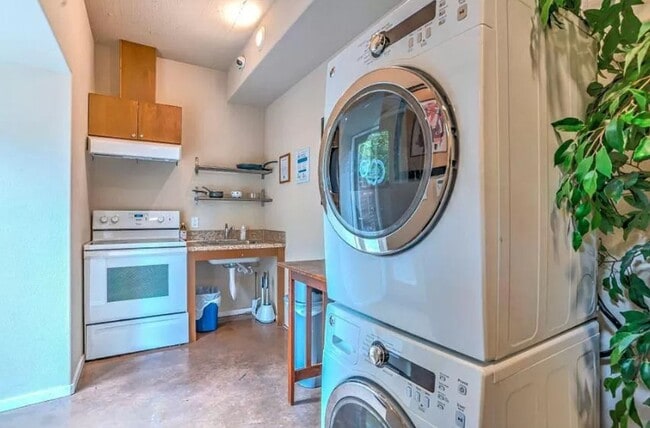 Building Photo - Furnished Studios Perfect for Short-Term R...