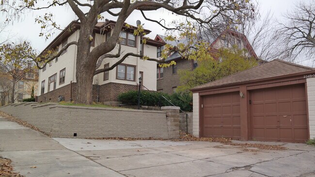 Garage - 2550 Pierce St NE
