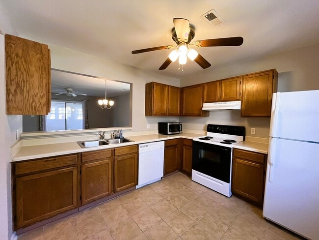 Building Photo - 2 Bedroom, 1.5 Bath Remodeled Home in St. ...