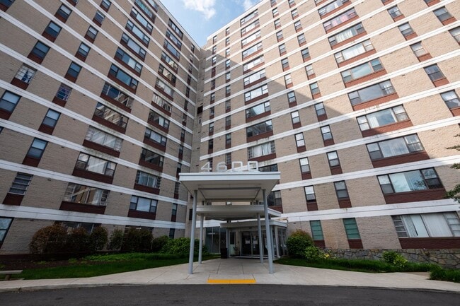 Photo - Simply Gorgeous!!! Beautiful spacious condo ready for you! - life at 4600 Duke St is great. Rent inc