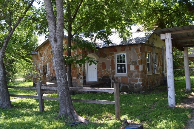 Building Photo - Charming 2 Bed/ 1 Bath Coming Soon!!!